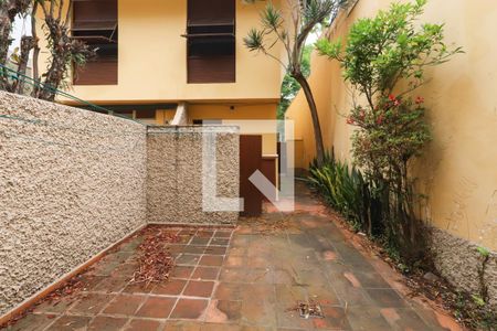 Casa à venda com 288m², 3 quartos e 4 vagas Casa à venda com 288m², 3 quartos e 4 vagasQuintal