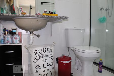 Apartamento à venda com 70m², 2 quartos e 1 vaga Apartamento à venda com 70m², 2 quartos e 1 vagaBanheiro da suíte