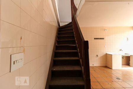 Casa à venda com 430m², 4 quartos e 3 vagas Casa à venda com 430m², 4 quartos e 3 vagasEscada