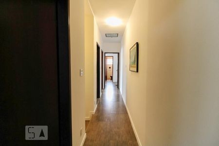Casa à venda com 430m², 4 quartos e 3 vagas Casa à venda com 430m², 4 quartos e 3 vagasCorredor