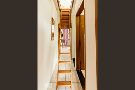 Casa à venda com 125m², 2 quartos e 5 vagas Casa à venda com 125m², 2 quartos e 5 vagasEscada do sótão