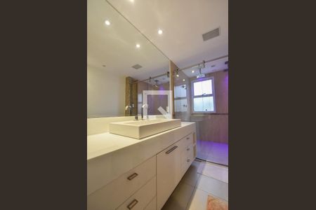 Apartamento à venda com 202m², 3 quartos e 4 vagasBanheiro Suíte Master