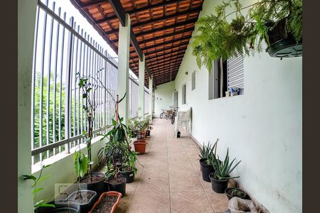 Casa à venda com 232m², 3 quartos e 3 vagas Casa à venda com 232m², 3 quartos e 3 vagasCorredor Acesso Área de Serviço - Quarto 3