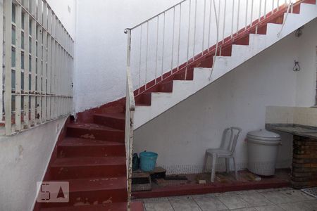 Casa à venda com 200m², 4 quartos e 3 vagas Casa à venda com 200m², 4 quartos e 3 vagasEscada