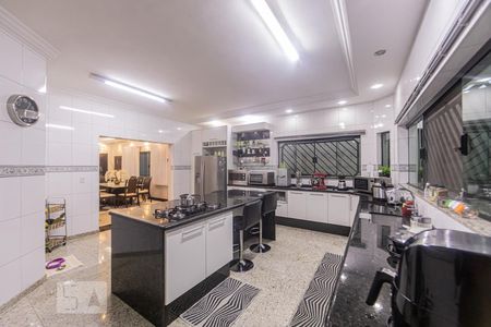 Casa à venda com 357m², 4 quartos e 4 vagasCozinha