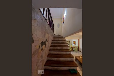 Casa à venda com 400m², 4 quartos e 2 vagasEscada