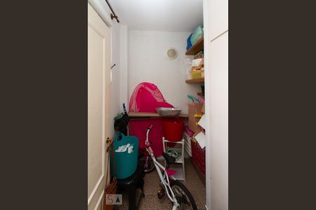 Apartamento à venda com 197m², 4 quartos e 3 vagas Apartamento à venda com 197m², 4 quartos e 3 vagasQuarto de Serviço