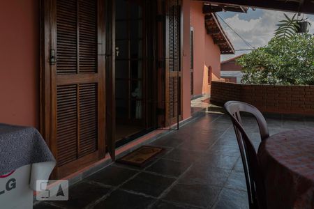 Casa à venda com 240m², 3 quartos e 3 vagasVaranda