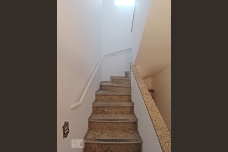 Casa à venda com 160m², 3 quartos e 2 vagasEscadas