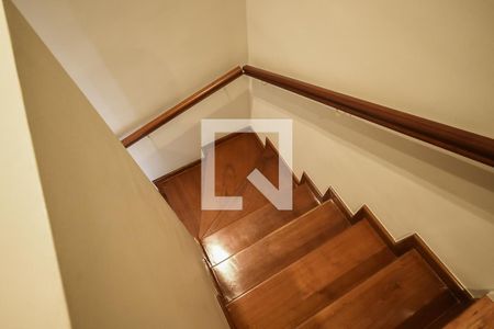 Apartamento para alugar com 250m², 3 quartos e 3 vagas Apartamento para alugar com 250m², 3 quartos e 3 vagasEscada