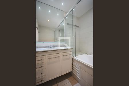 Apartamento para alugar com 250m², 3 quartos e 3 vagas Apartamento para alugar com 250m², 3 quartos e 3 vagasBanheiro suíte 3