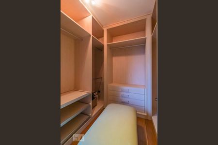 Apartamento à venda com 176m², 3 quartos e 3 vagas Apartamento à venda com 176m², 3 quartos e 3 vagasCloset da Suíte 1