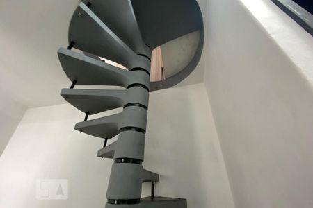 Casa à venda com 150m², 3 quartos e 2 vagas Casa à venda com 150m², 3 quartos e 2 vagasEscada