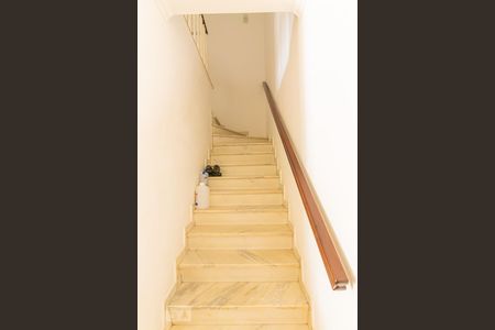 Casa à venda com 280m², 3 quartos e 6 vagas Casa à venda com 280m², 3 quartos e 6 vagasEscada Para os Quartos