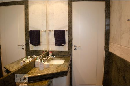 Apartamento à venda com 400m², 4 quartos e 6 vagasBanheiro da Suíte 2