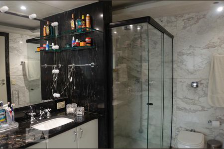 Apartamento à venda com 400m², 4 quartos e 6 vagasBanheiro da Suíte 1