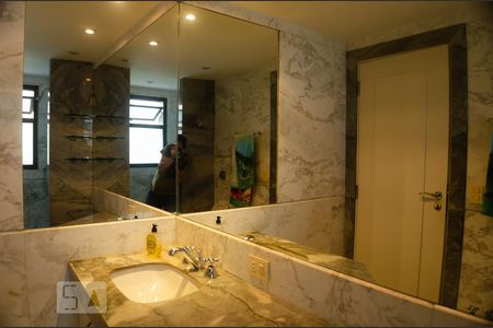 Apartamento à venda com 400m², 4 quartos e 6 vagasBanheiro da Suíte 3