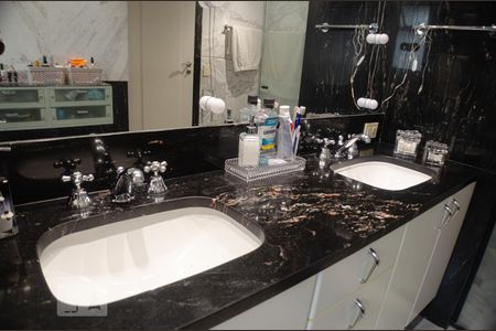 Apartamento à venda com 400m², 4 quartos e 6 vagasBanheiro da Suíte 1