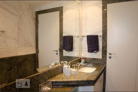 Apartamento à venda com 400m², 4 quartos e 6 vagasBanheiro da Suíte 2