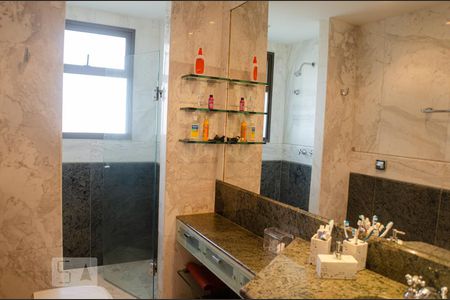 Apartamento à venda com 400m², 4 quartos e 6 vagasBanheiro da Suíte 2