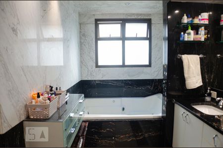 Apartamento à venda com 400m², 4 quartos e 6 vagasBanheiro da Suíte 1