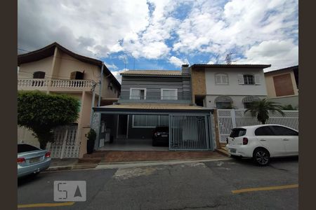 Casa à venda com 280m², 3 quartos e 3 vagas Casa à venda com 280m², 3 quartos e 3 vagasFachada
