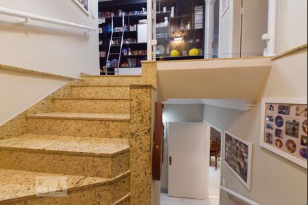 Casa à venda com 280m², 3 quartos e 3 vagas Casa à venda com 280m², 3 quartos e 3 vagasHall de Acesso - Escada