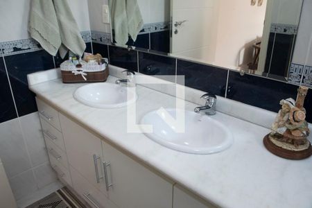 Casa à venda com 200m², 3 quartos e 4 vagas Casa à venda com 200m², 3 quartos e 4 vagasBanheiro quarto 1