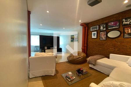Casa à venda com 585m², 4 quartos e 6 vagas Casa à venda com 585m², 4 quartos e 6 vagasSala de TV