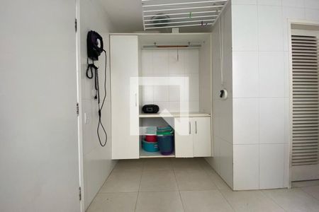 Casa à venda com 585m², 4 quartos e 6 vagas Casa à venda com 585m², 4 quartos e 6 vagasÁrea de Serviço