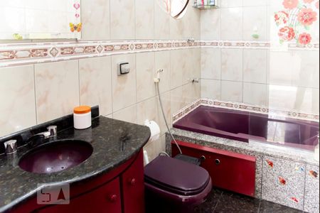 Casa à venda com 544m², 4 quartos e 8 vagas Casa à venda com 544m², 4 quartos e 8 vagasBanheiro da Suíte