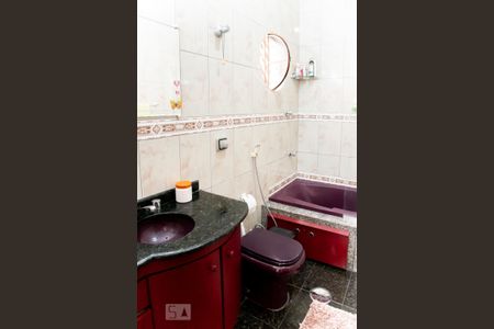 Casa à venda com 544m², 4 quartos e 8 vagas Casa à venda com 544m², 4 quartos e 8 vagasBanheiro da Suíte