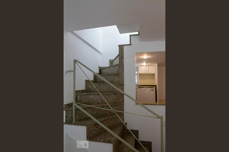 Apartamento à venda com 110m², 2 quartos e 1 vaga Apartamento à venda com 110m², 2 quartos e 1 vagaEscada