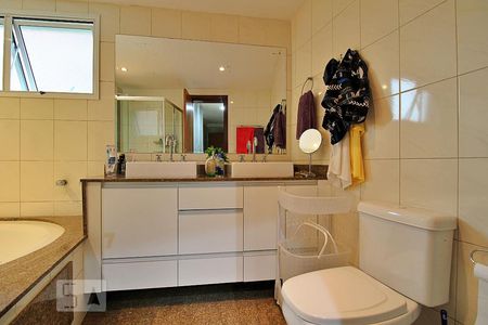 Apartamento à venda com 248m², 4 quartos e 4 vagasBanheiro da Suíte 1