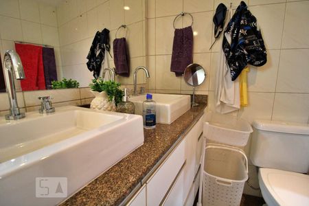 Apartamento à venda com 248m², 4 quartos e 4 vagasBanheiro da Suíte 1