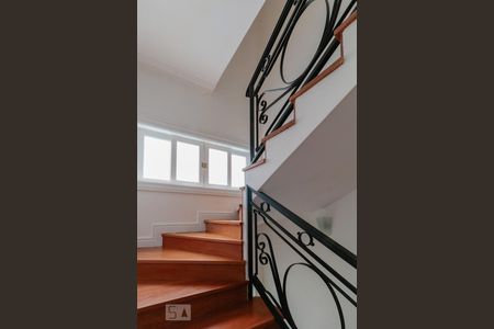 Casa à venda com 421m², 4 quartos e 3 vagasEscada