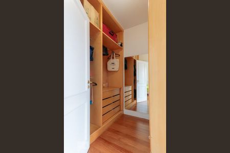 Casa à venda com 421m², 4 quartos e 3 vagasSuíte 2