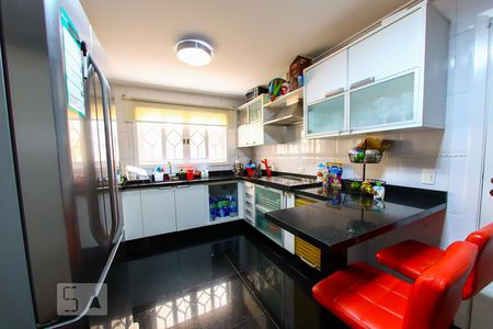 Casa de condomínio à venda com 247m², 4 quartos e 5 vagas Casa de condomínio à venda com 247m², 4 quartos e 5 vagasCozinha