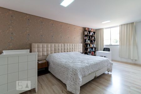 Casa à venda com 500m², 5 quartos e 8 vagasQuarto 4 suíte