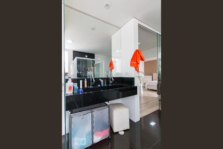 Casa à venda com 500m², 5 quartos e 8 vagasBanheiro quarto 4 suíte