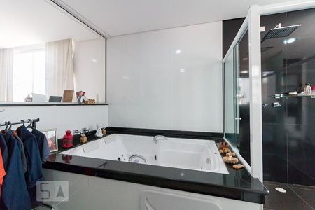 Casa à venda com 500m², 5 quartos e 8 vagasBanheiro quarto 4 suíte