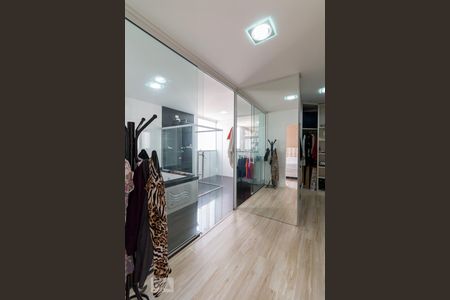 Casa à venda com 500m², 5 quartos e 8 vagasCloset quarto 4 suíte