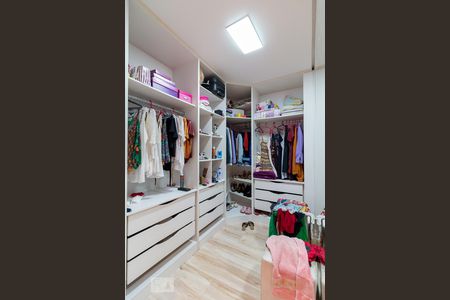 Casa à venda com 500m², 5 quartos e 8 vagasCloset quarto 1 suíte