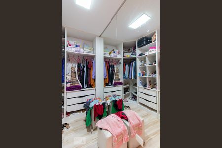 Casa à venda com 500m², 5 quartos e 8 vagasCloset quarto 1 suíte