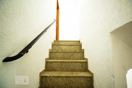 Escada de casa para alugar com 2 quartos, 110m² em Vila Firmiano Pinto, São Paulo