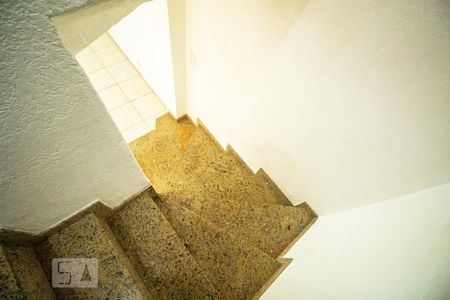 Escada de casa para alugar com 2 quartos, 110m² em Vila Firmiano Pinto, São Paulo