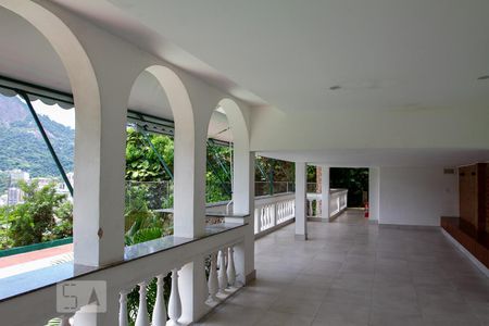 Apartamento à venda com 221m², 3 quartos e 2 vagas Apartamento à venda com 221m², 3 quartos e 2 vagasÁrea comum