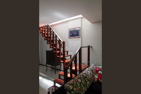 Apartamento à venda com 221m², 3 quartos e 2 vagas Apartamento à venda com 221m², 3 quartos e 2 vagasEscada Sala