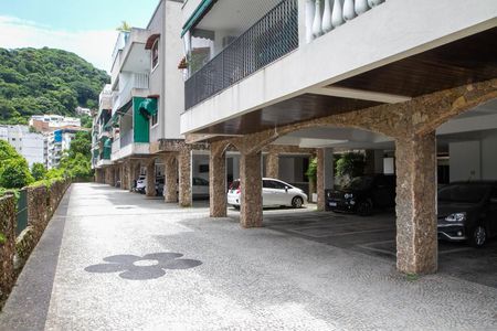 Apartamento à venda com 221m², 3 quartos e 2 vagas Apartamento à venda com 221m², 3 quartos e 2 vagasEntrada do Condomínio