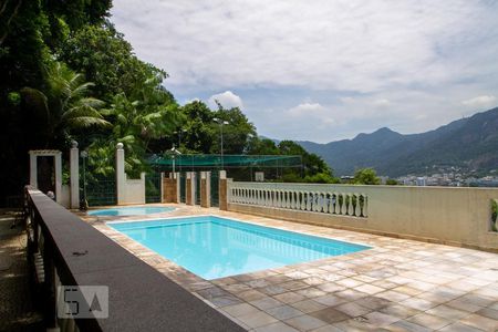 Apartamento à venda com 221m², 3 quartos e 2 vagas Apartamento à venda com 221m², 3 quartos e 2 vagasÁrea comum - Piscina